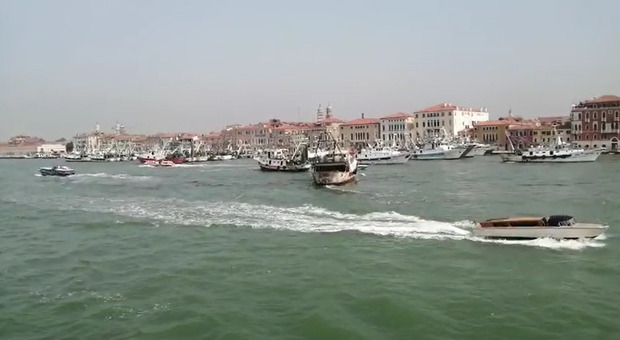Crisi pesca, migliaia di posti a rischio per il caro gasolio (e non solo): la protesta sbarca anche a Venezia