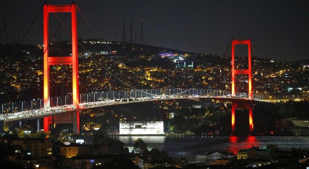 Turchia, il ponte sul Bosforo cambia nome: si chiamerà "Ponte dei Martiri del 15 luglio"
