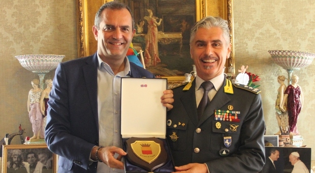 Napoli, de Magistris riceve il nuovo comandante regionale della Guardia di Finanza