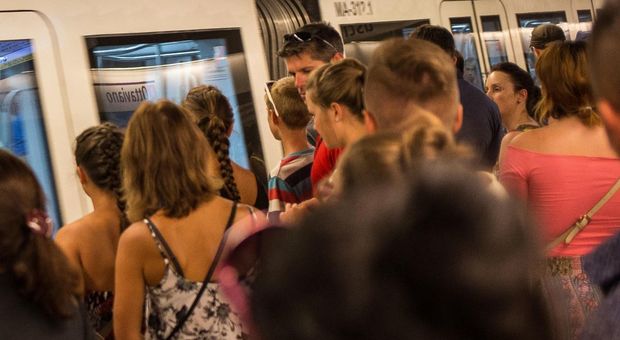 Roma, zaino sospetto sulla metro A: allarme bomba a Ottaviano
