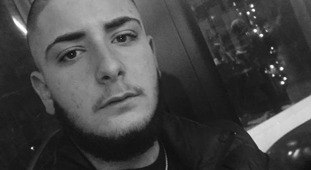 Sparatoria nella notte: 18enne ucciso con quattro colpi, ferito uno dei suoi amici