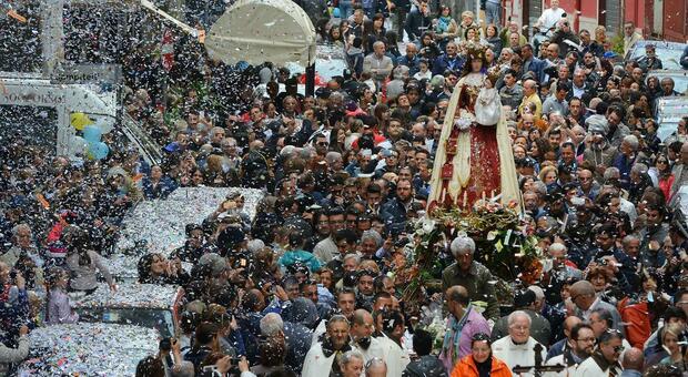 «Stop alle processioni di Pasqua», manifesti choc contro il vescovo