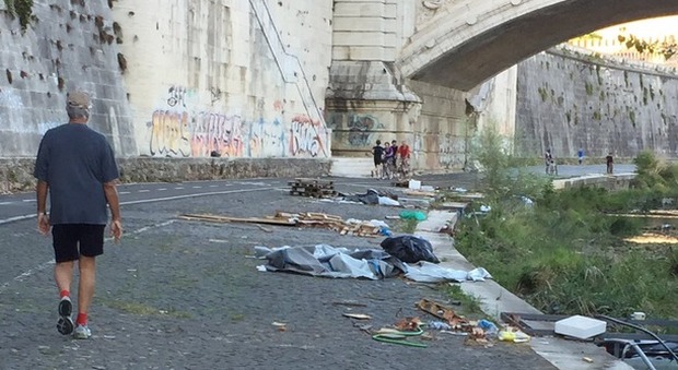 Roma, una discarica sul Tevere vicino al murales di Kentridge, le foto dell'ex ministro Melandri: «Raggi ma è possibile?»