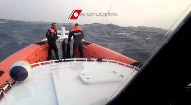 Incagliati su uno scoglio in barca: 5 ragazzi salvati con l'elicottero