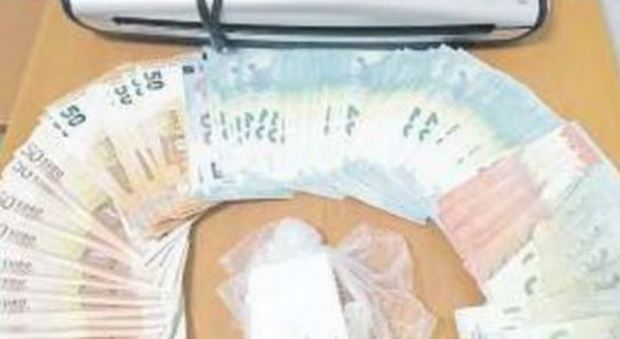 Cocaina nell'auto, base e soldi nella villetta: scattano tre arresti