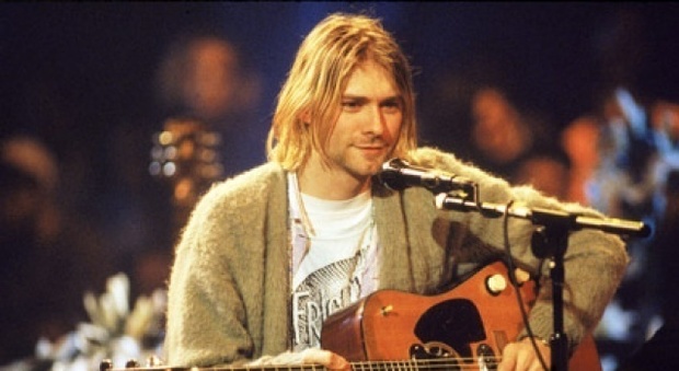 Kurt Cobain, venduto all'asta per oltre 300mila euro il maglione del leader dei Nirvana