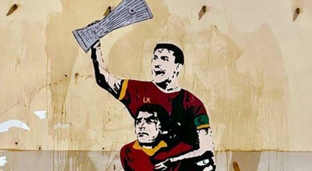 Conference League, a Testaccio spunta un nuovo murales: Di Bartolomei tiene in spalla Pellegrini e la Coppa