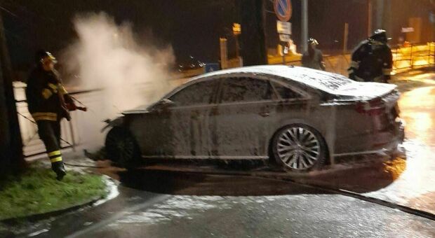 Osimo, improvviso incendio nella notte: auto semidistrutta dalle fiamme