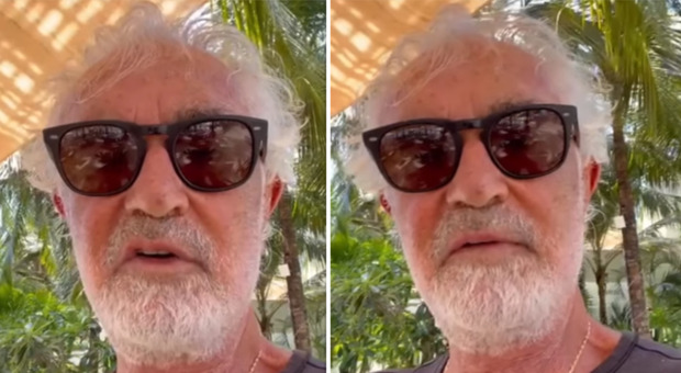 Flavio Briatore, gli auguri dalla spiaggia di Malindi: «Buon Natale a chi è in carcere» VIDEO