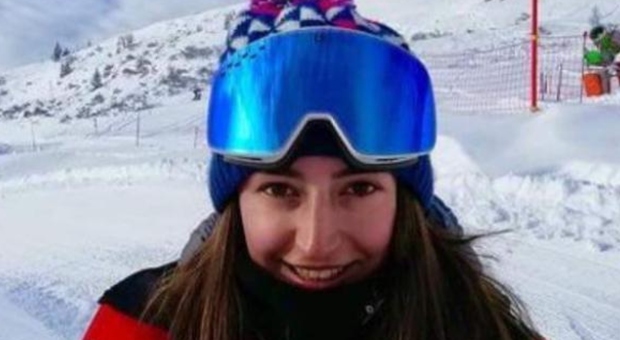 Maestra di sci muore a 25 anni. «Le condizioni di Janira sono precipitate dopo un'operazione alla gamba»