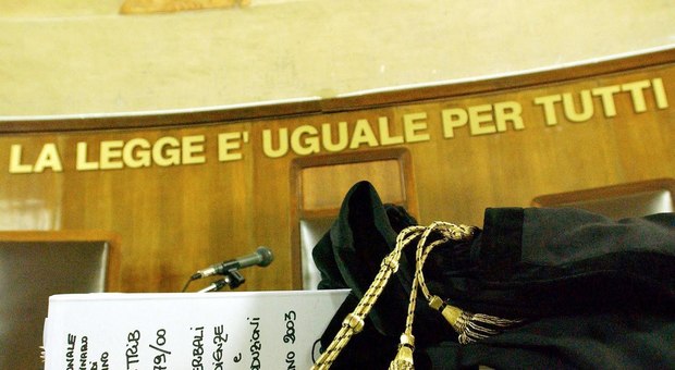Urbino, facevano prostituire le figlie minorenni: a giudizio insieme ai clienti