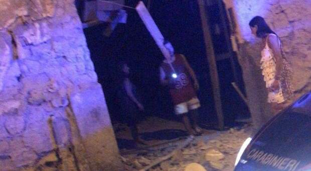 Bomba a San Giorgio a Cremano: danni al portone del condominio, residenti in strada