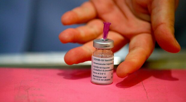 Astrazeneca taglia le dosi destinate alla Ue, Thailandia e Bulgaria stop al vaccino. Oms: potete usarlo