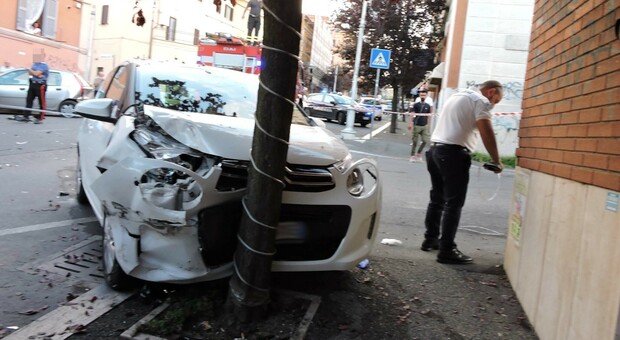 Roma, donna si accascia al volante e si schianta contro un albero: è grave