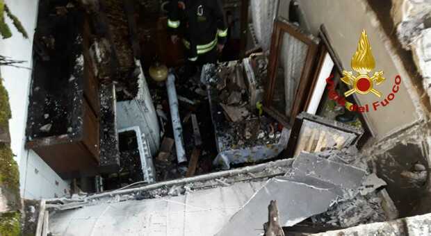 Incendio nella casa, badante e coppia di anziani salvati un minuto prima del crollo del tetto