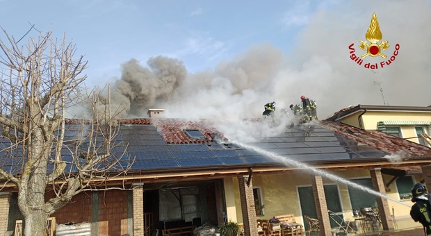 Jesolo, il tetto fotovoltaico prende fuoco: alta colonna di fumo in cielo