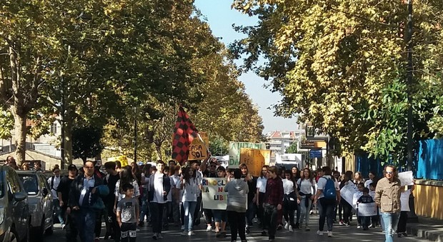La controversia sull'uscita da scuola, a Nocera Inferiore ragazzini e genitori protestano