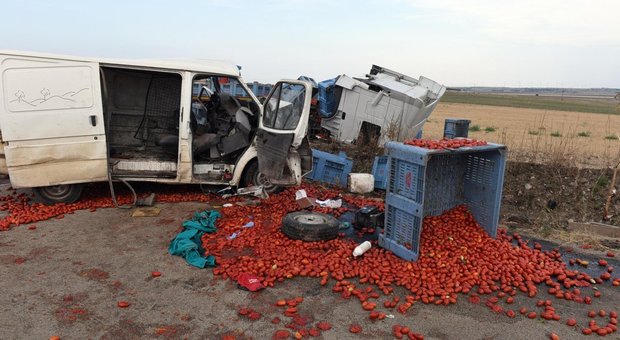 Furgone contro un tir carico di pomodori: quattro braccianti morti e 5 feriti
