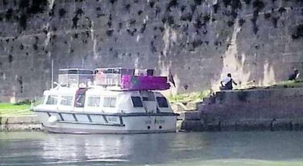 Battello in avaria, paura sul Tevere Barca sulle rapide con 7 turisti a bordo
