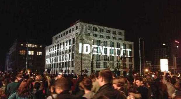 A Lipsia per il Festival delle luci: qui cadde il primo mattone del Muro