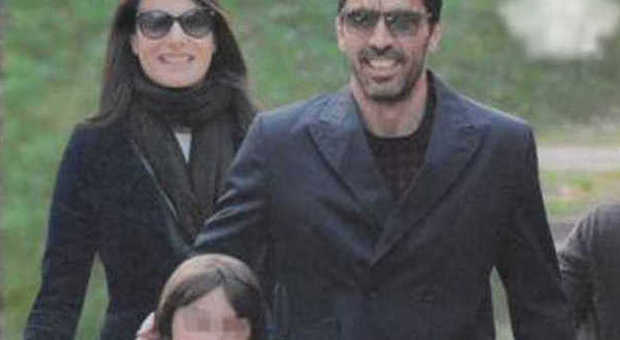 Buffon e Ilaria D'amico, prove da famiglia allargata: a Torino col figlio di Gigi