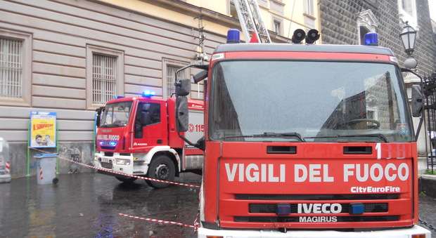 Napoli - L'intervento dei Vigili del Fuoco a piazza del Gesù