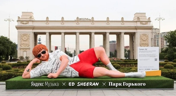 Ed Sheeran, spunta a sorpresa una statua gigante a Mosca. «Per dare il benvenuto alla pop star» (foto Twitter)