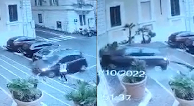 Roma, auto impazzita si schianta sulla facciata di un palazzo: donna a piedi schivata per miracolo VIDEO