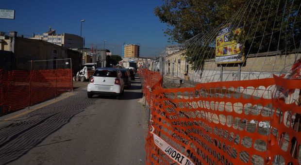 Napoli Est ostaggio dei cantieri: auto in sosta selvaggia e traffico in tilt