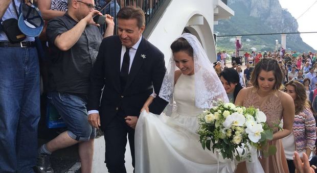 Matrimonio a Capri per la figlia di De Sica, sfilata di vip in piazzetta