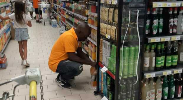 Aiutava i clienti con la spesa: il supermercato lo assume. E ora Stanley porterà moglie e figlio dalla Nigeria