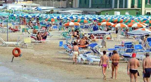 Ancona, donna rischia di annegare sulla spiaggia di Collemarino: salvata