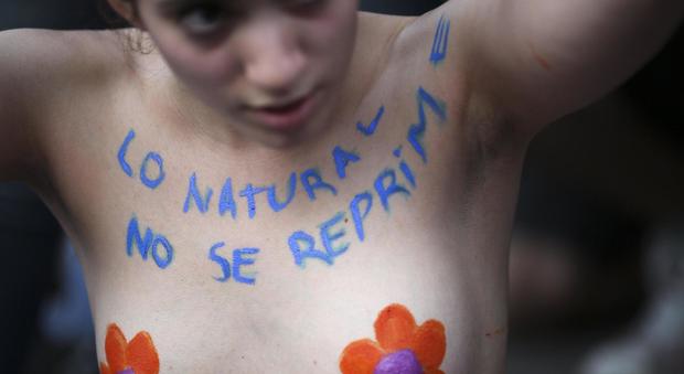 "Tetas Libres": le donne nude in piazza per difendere la libertà del topless