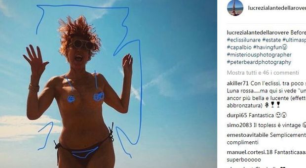 Lucrezia Lante della Rovere sexy nonna: topless in spiaggia a 52 anni Foto
