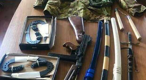 In casa un arsenale di fucili, pistole pugnali e sciabole: 63enne arrestato