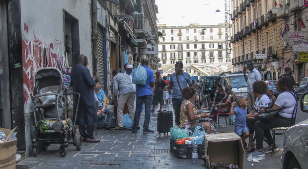 Napoli, immigrato rapina donna: i poliziotti che lo fermano aggrediti da altri immigrati