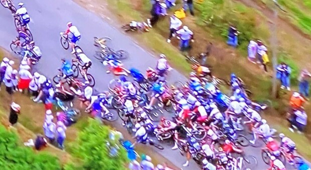 Tour de France, Alaphilippe prima maglia gialla. Maxicaduta poco prima dell'arrivo: coinvolti 60 corridori