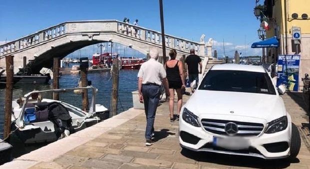 Mercedes parcheggiata in riva Vena: sfregio nel centro storico di Chioggia