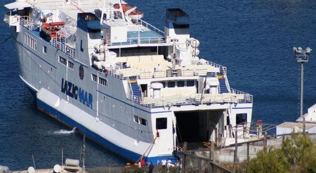 Un solo traghetto disponibile, cinque ore di navigazione da Ponza a Formia