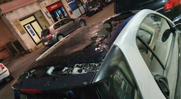 Ancona, blitz dei vandali in centro: sfondato il tetto di un'auto