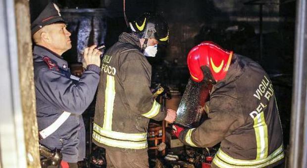 Sant'Angelo in Vado: incendio nella notte Stabile in fiamme, evacuati i residenti