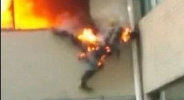 Un fermo immagine del video che ritrae il pompiere mentre si lancia verso la tubatura