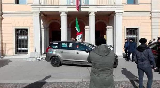 Protesta davanti a Veneto Banca: scatta lo sgombero. Marin barricato in auto