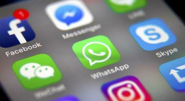 WhatsApp, Facebook e Instagram down in gran parte d'Italia: cosa sta succedendo