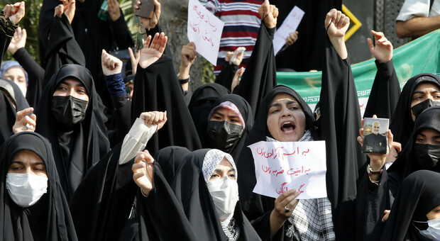 Iran, un'altra ragazza uccisa a manganellate durante le proteste