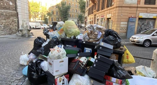 Roma, nuovo incontro con le istituzioni: rifiuti ingombranti e vetri di bottiglia sommergono il Centro