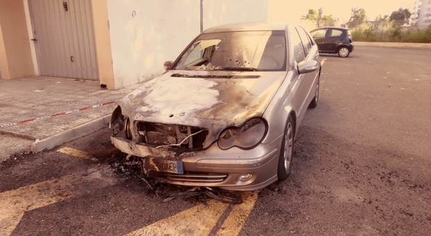 Auto in fiamme a Lecce: 167 ancora nel mirino