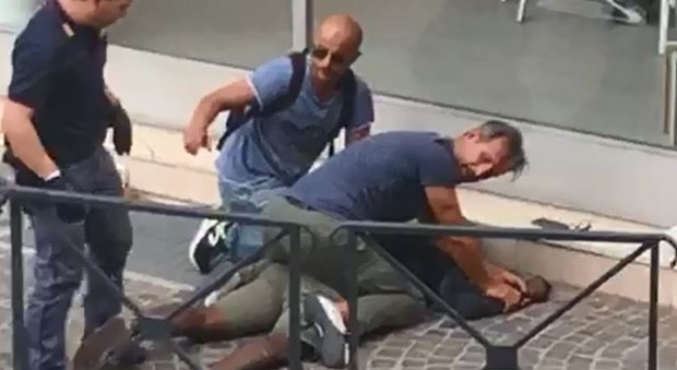 Pesaro, droga: arresto in stile Miami Vice in centro tra selfie e applausi