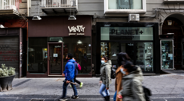 Caos divieti a Napoli, 200 negozi aprono e richiudono. Marinella multato: «Chiedo scusa»