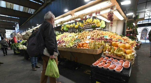 Prezzi, dove conviene fare la spesa a Roma? Le famiglie: «Che fatica tra gli scaffali scovare l'ultima offerta»